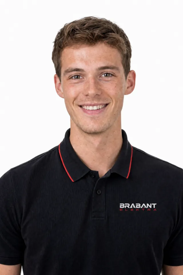 Daan, monteur laadpalen en zonnepanelen bij Brabant Elektra, in bedrijfskleding